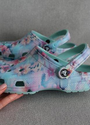 Легенькі та зручні тапочки crocs у квітковий принт