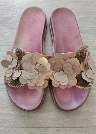 Удобные шлепанцы