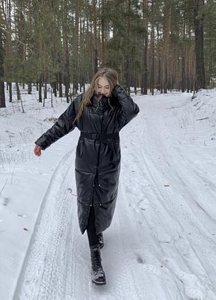 Жіночий довгий зимовий пуховик