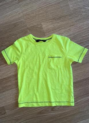 Яскрава неонова футболка