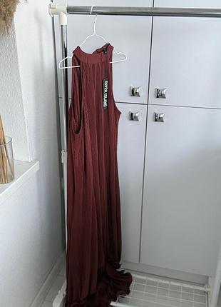 Новое длинное гофрированное платье красивого цвета