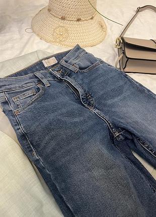 Джинсы с неотрубленным низом topshop