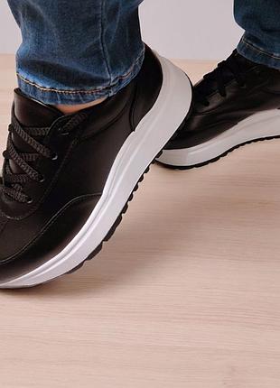 Шкіряні чорні кросівки