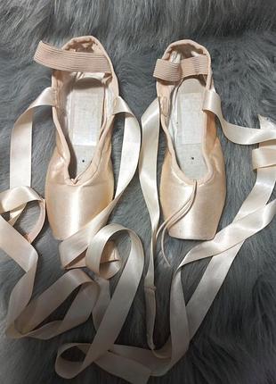 Пуанти для дівчинки