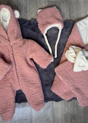 Комплект на виписку для дівчинки, комбінезон і конверт.