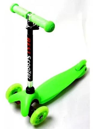 Зеленый трехколесный самокат с светящимися колесами