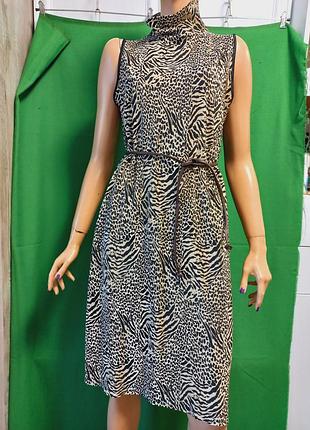 Платье гофре плиссе с поясом и воротником-стойкой  promod.