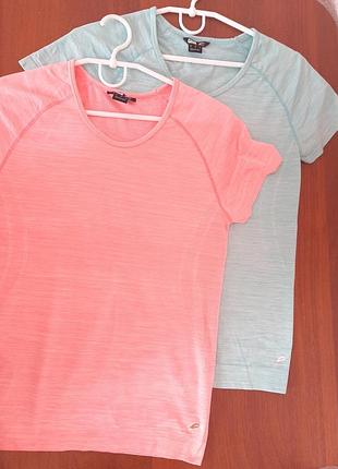 Спортивная одежда 2 футболки и 1 майка, размер s, цена за все
