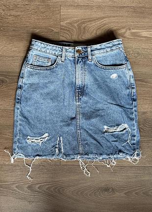 Короткая джинсовая юбочка с порватостями на девочку