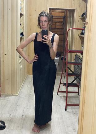 Чорна довга сілуетна сукня