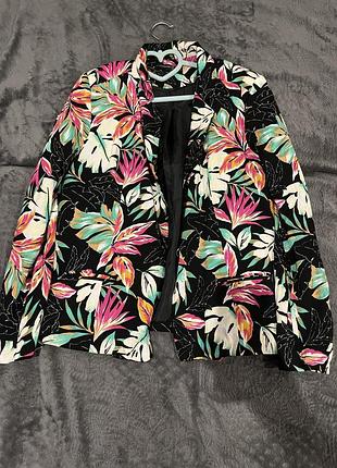 Стильний літній піджак. куплявся для фотосесії, одягнутий двічі.