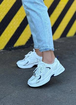 Женские кроссовки