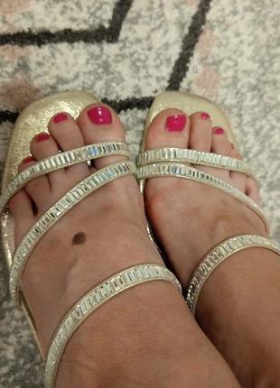 Красивые блестящие босоножки шлепанцы с камушками