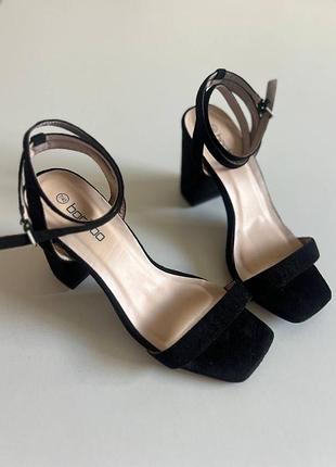 Босоніжки жіночі красивезні чорна розмір 40