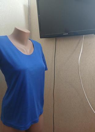 Яскрава катонова футболка