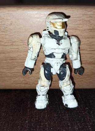 Фигурка spartan cqb из серии halo от mega bloks
маленькая на шарнирах минифигурка спартанец ближнего боя белого цвета.