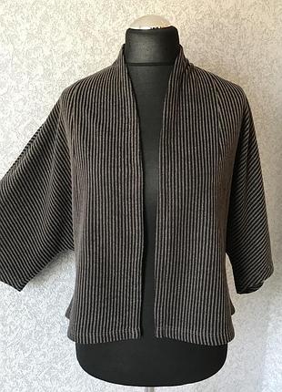Чудесный, женский, тёплый кардиган на запах, в вертикальную полоску.