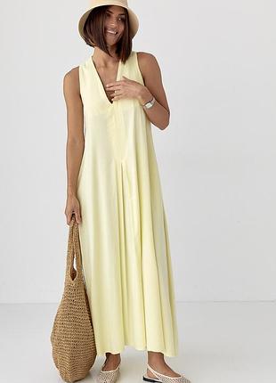 Жіноча сукня з v-подібним вирізом