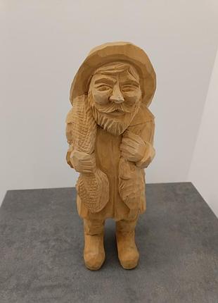 Вирізьблена дерев'яна фігура рибак