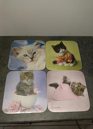 Підставки під чашки з зображеннями кошенят.