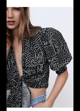 Рубашка черная с рукавами буфами фонариками в белый принт на завязках и пуговицах черная рубашка