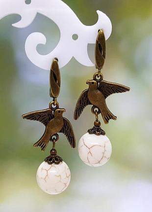 🔺🌻🕊️сережки " ластівки" під вишиванку в етно-стилі з натурального каменю бежевий говліт