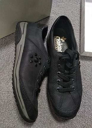 Шкіряні (нубук) кросівки. стан нових.