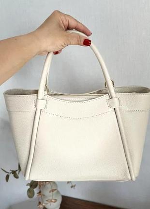 Светло бежевая итальянская кожаная сумка среднего размера стильная