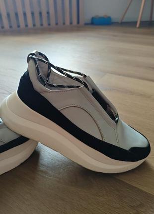 Кросівки жіночі