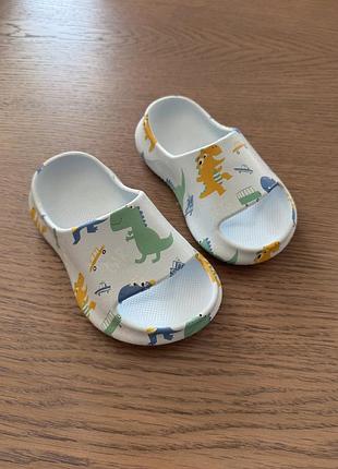 Шльопанці з динозаврами