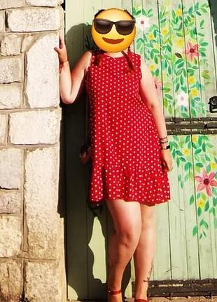 Короткое летнее платье в горошек