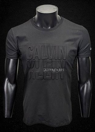 Чорна базова футболка чоловіча calvin klein та принтом