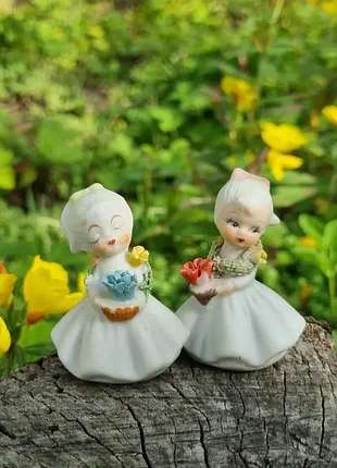Чудова пара колекційних мініатюр, дівчинка з квітами.