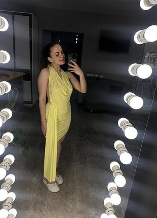 Сукня з відкритою спиною