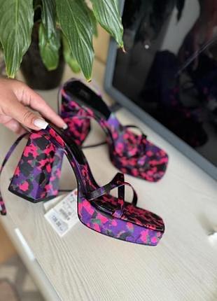 Босоніжки в яскравий принт zara нові