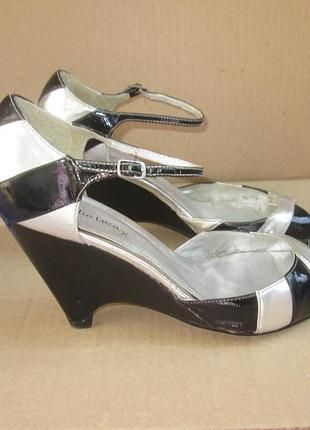 Лакированные босоножки на платформе.
