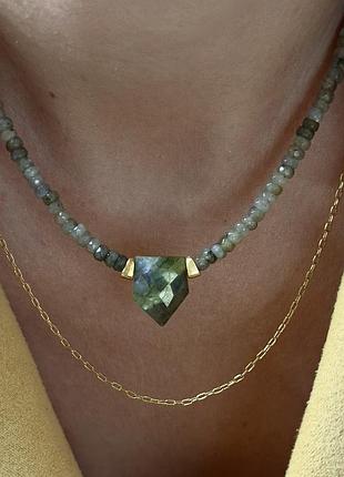 Кольє з лабрадориту з яскравою вставкою з лабрадориту