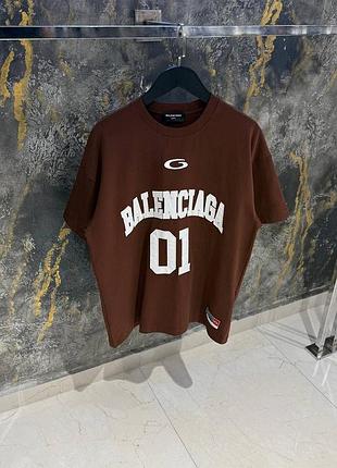 Коричнева базова футболка чоловіча  balenciaga та принтом