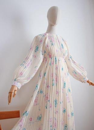 Шикарна сукня плісе в квітках