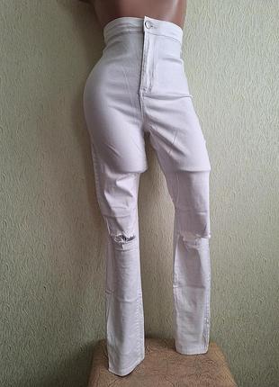 Крутые джинсы высокая посадка. скинни. рваные на коленях. белые. супер-стретч.