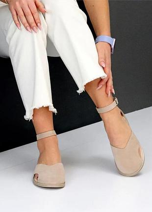 Відкриті туфлі босоніжки закриті на низькому ходу