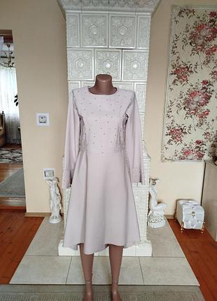 Шикарное нарядное платье с хвостом и белыми жемчужинами