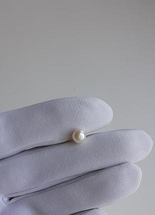 Одинична срібна сережка гвоздик із натуральною перлиною