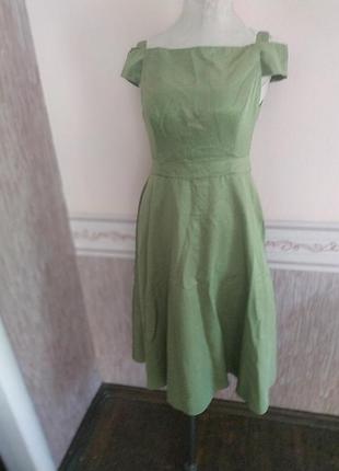 Дуже красиве, нарядне, фірмове плаття з підспідничником.