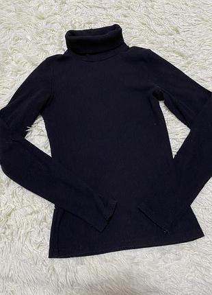 Чорний гольф в рубчик