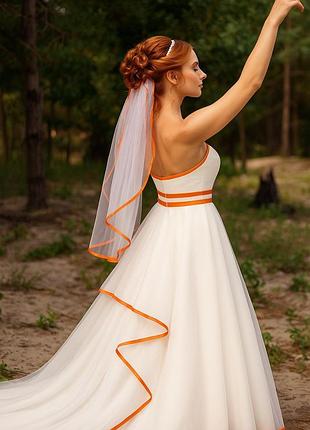 Весельное платье david's bridal с мандариновой окантовкой, фата uv, old money mood10 фото