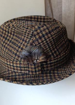 Шерстяная мужская шляпа классической расцветки.