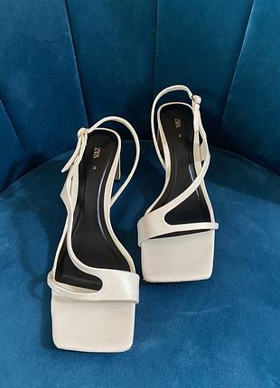 Босоніжки шкіряні 38