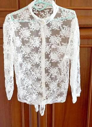Кружевная блуза с вышивкой