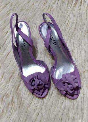 Кожаные женские босоножки